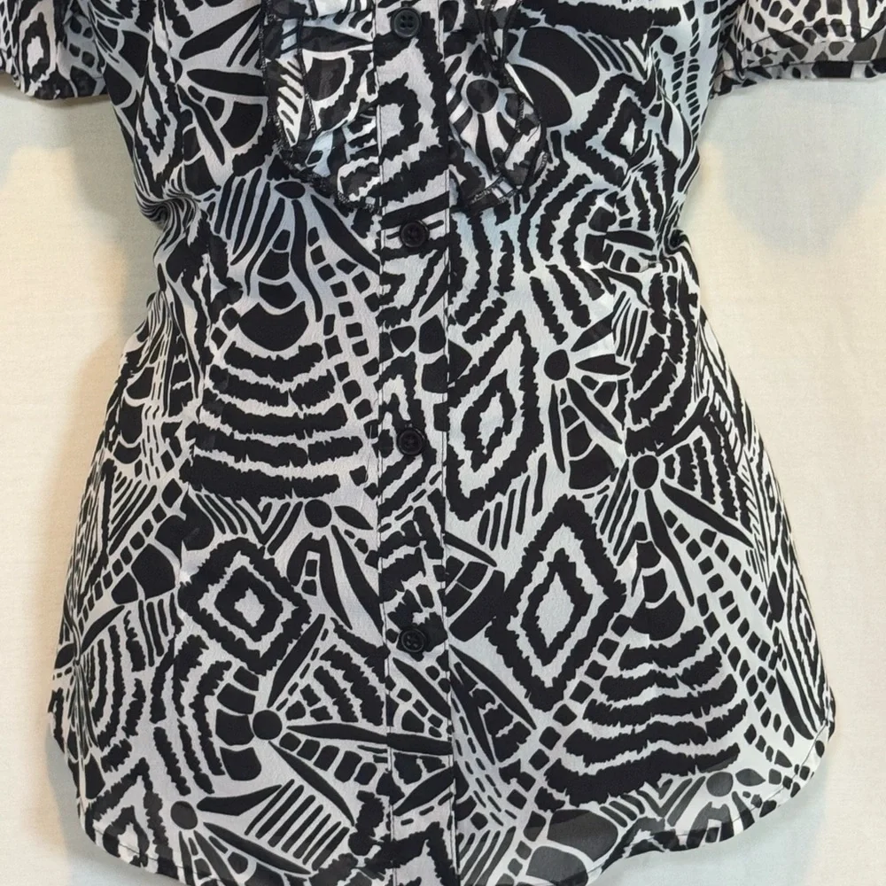 H-21 Spense Black & White Ruffled Lined Short Sleeve Button Down Blouse‎ Size M
